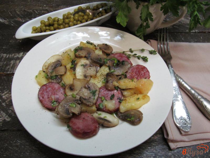 Фото приготовление рецепта: Картофельный салат с шампиньоном и колбасками шаг №5
