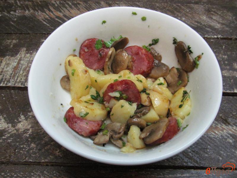 Фото приготовление рецепта: Картофельный салат с шампиньоном и колбасками шаг №4