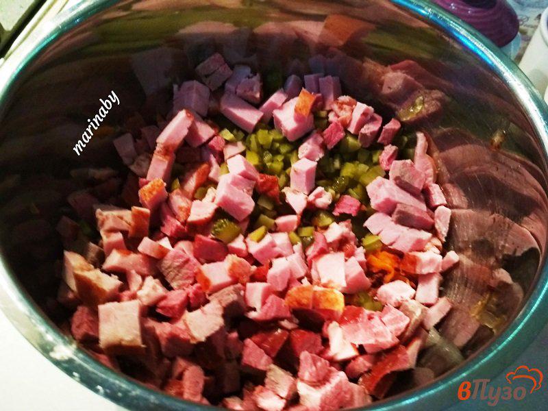Фото приготовление рецепта: Салат из фасоли и ветчины шаг №9