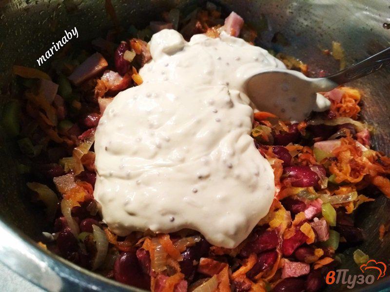 Фото приготовление рецепта: Салат из фасоли и ветчины шаг №10