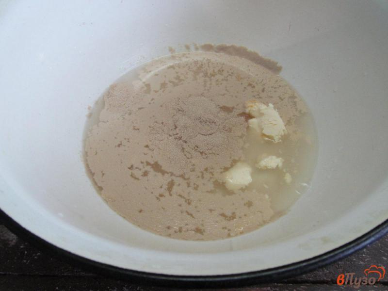 Фото приготовление рецепта: Оливковый хлеб с семенами льна и тимьяном шаг №1