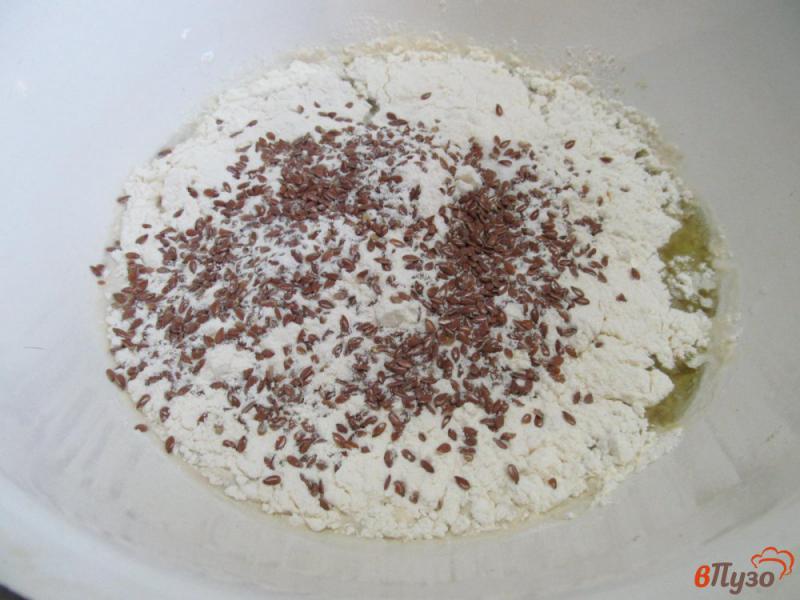 Фото приготовление рецепта: Оливковый хлеб с семенами льна и тимьяном шаг №4