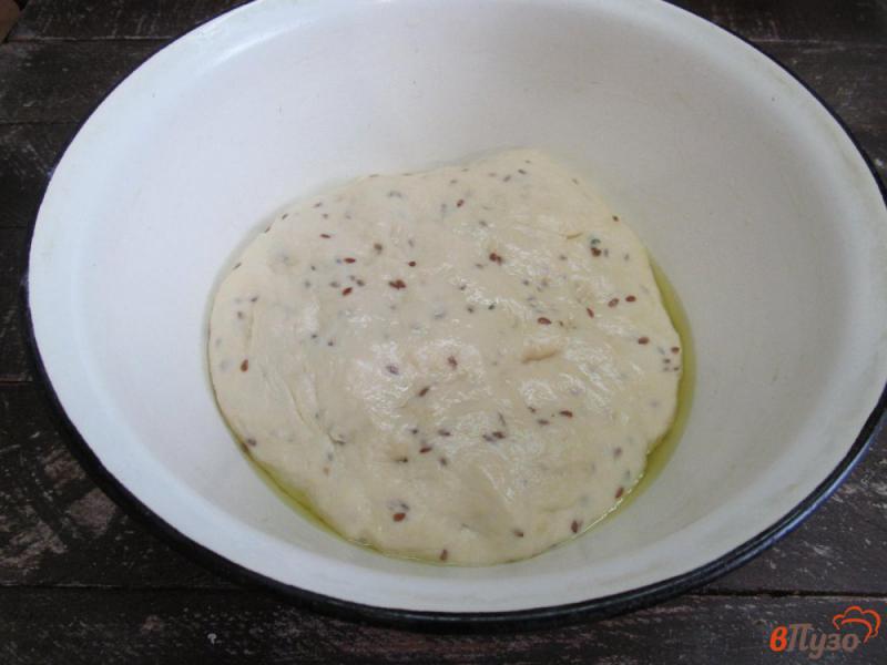 Фото приготовление рецепта: Оливковый хлеб с семенами льна и тимьяном шаг №6