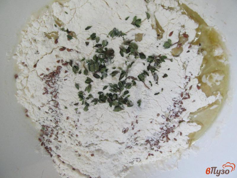 Фото приготовление рецепта: Оливковый хлеб с семенами льна и тимьяном шаг №5