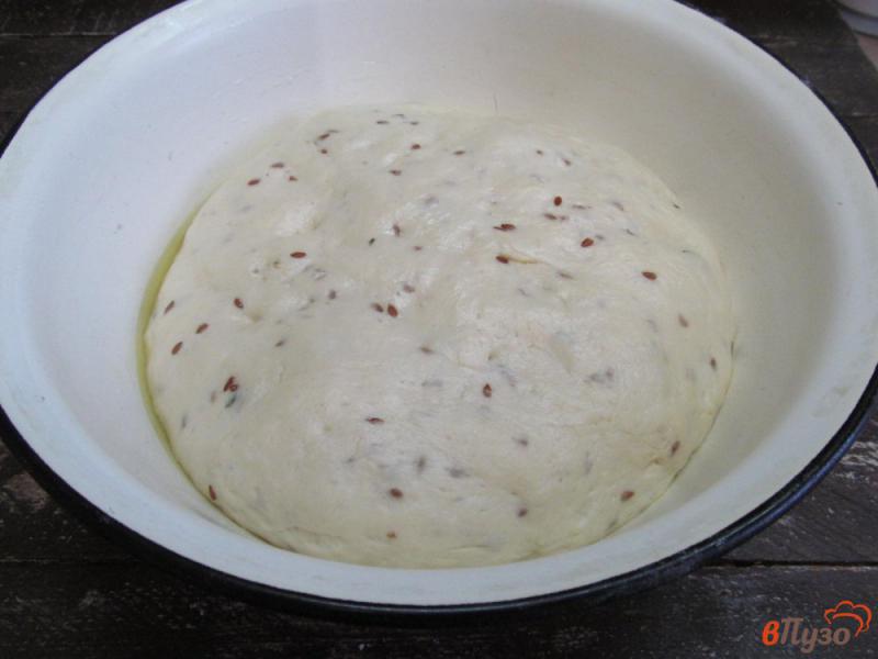 Фото приготовление рецепта: Оливковый хлеб с семенами льна и тимьяном шаг №7