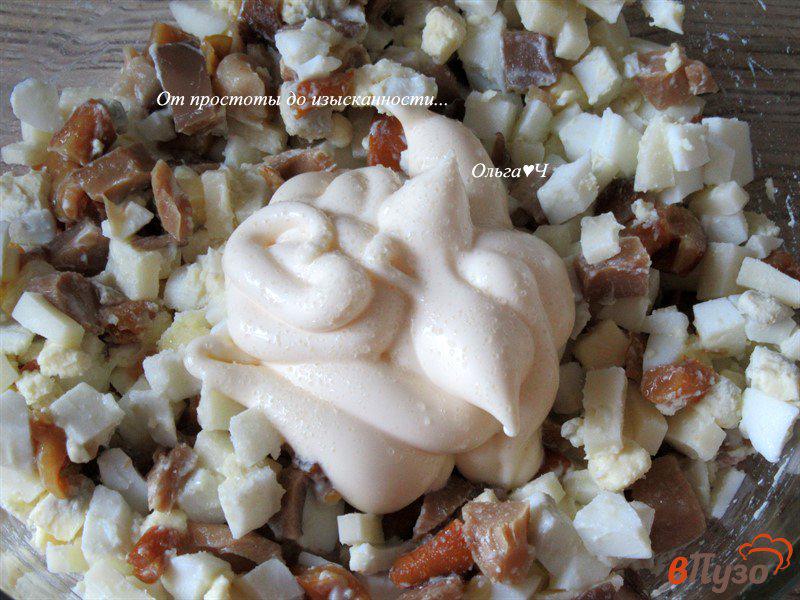Фото приготовление рецепта: Яичный салат с грибами и сыром шаг №3
