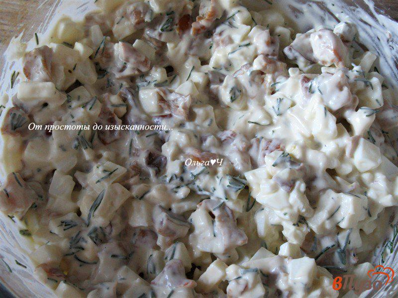 Фото приготовление рецепта: Яичный салат с грибами и сыром шаг №4