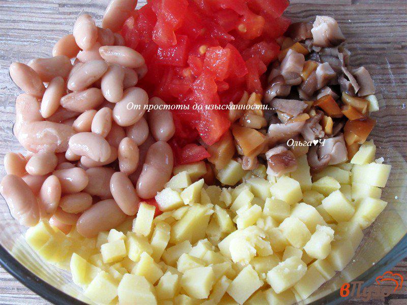 Фото приготовление рецепта: Салат с  фасолью, картофелем, грибами и помидором шаг №1