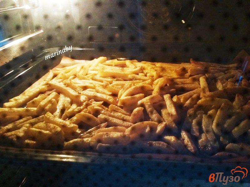 Фото приготовление рецепта: Запеченный  картофель фри шаг №3
