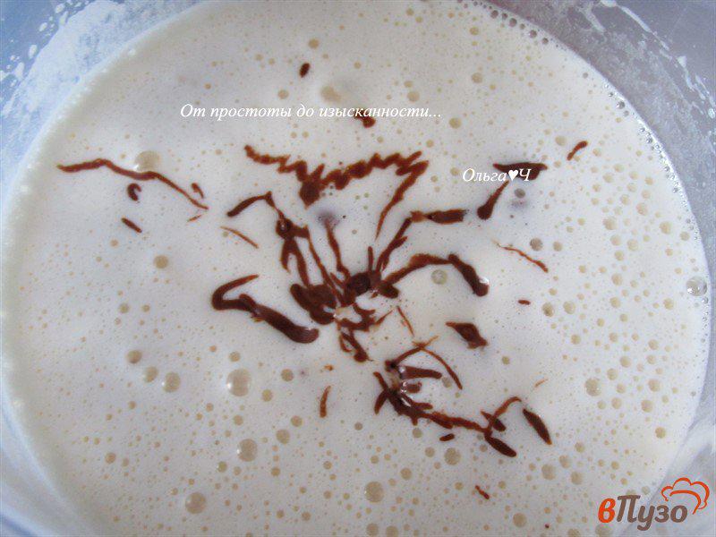 Фото приготовление рецепта: Пирог с молочным шоколадом и черносливом шаг №4