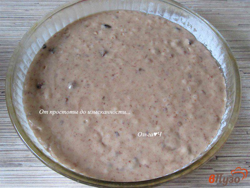 Фото приготовление рецепта: Пирог с молочным шоколадом и черносливом шаг №6