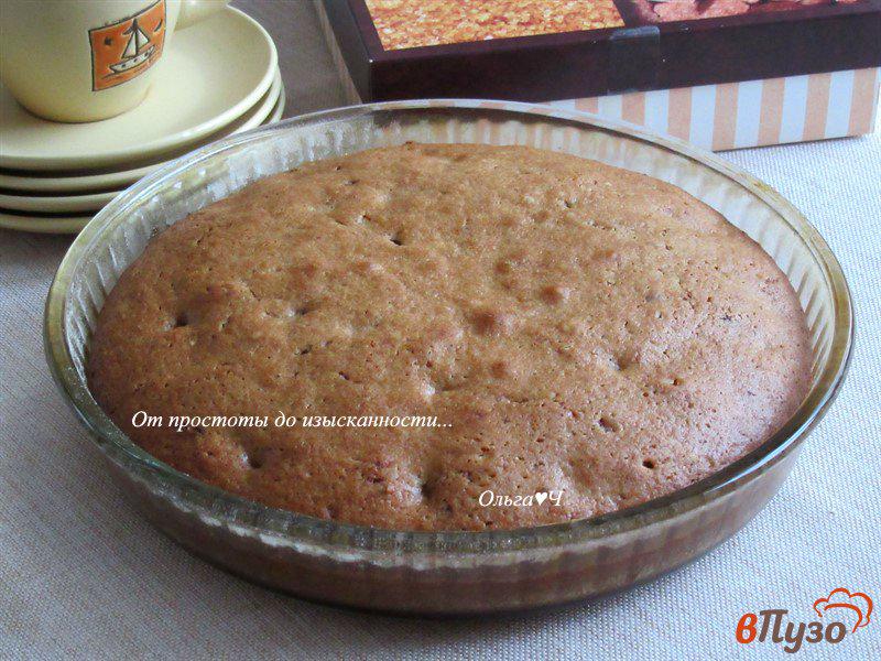 Фото приготовление рецепта: Пирог с молочным шоколадом и черносливом шаг №7