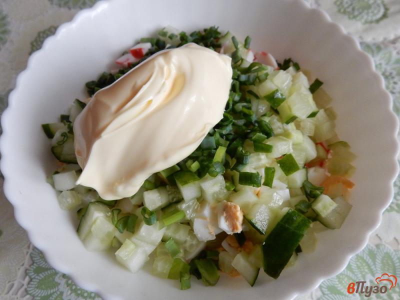 Фото приготовление рецепта: Салат со скумбрией и крабовыми палочками шаг №6