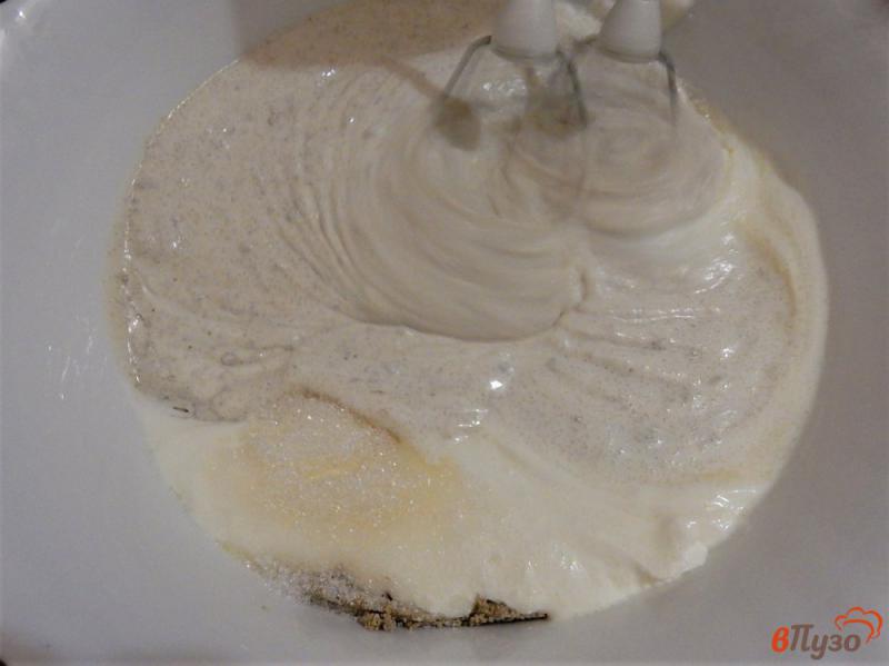 Фото приготовление рецепта: Сметанно-халвичный пирог шаг №12