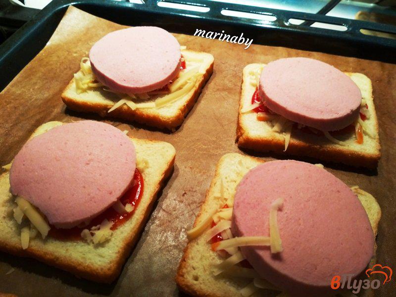 Фото приготовление рецепта: Простой горячий бутерброд шаг №2