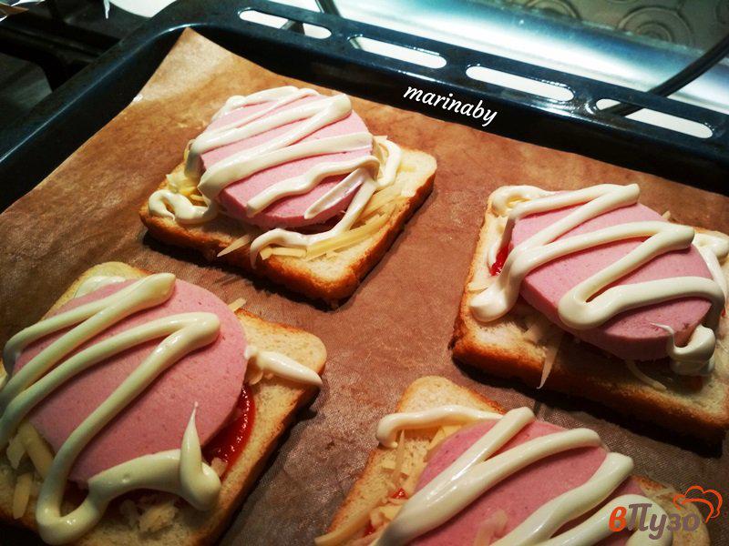 Фото приготовление рецепта: Простой горячий бутерброд шаг №3