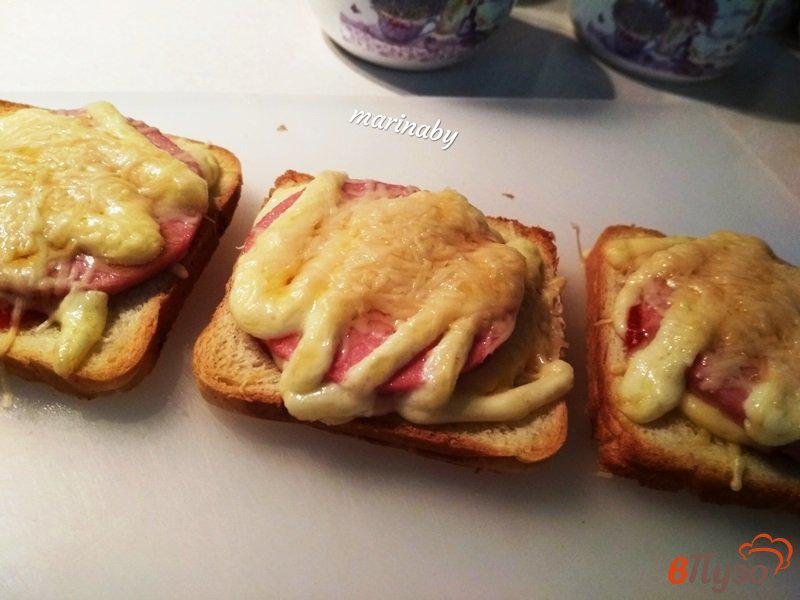 Фото приготовление рецепта: Простой горячий бутерброд шаг №6
