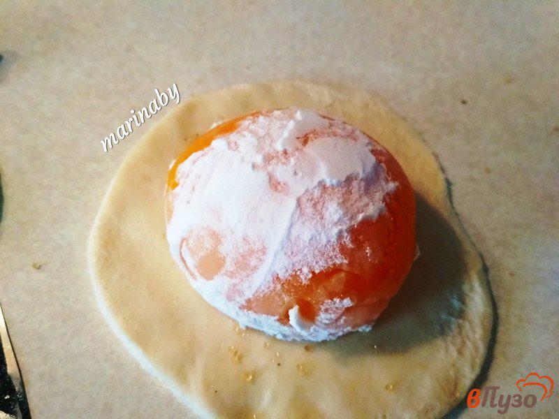 Фото приготовление рецепта: Слоеные пирожные с персиком шаг №3