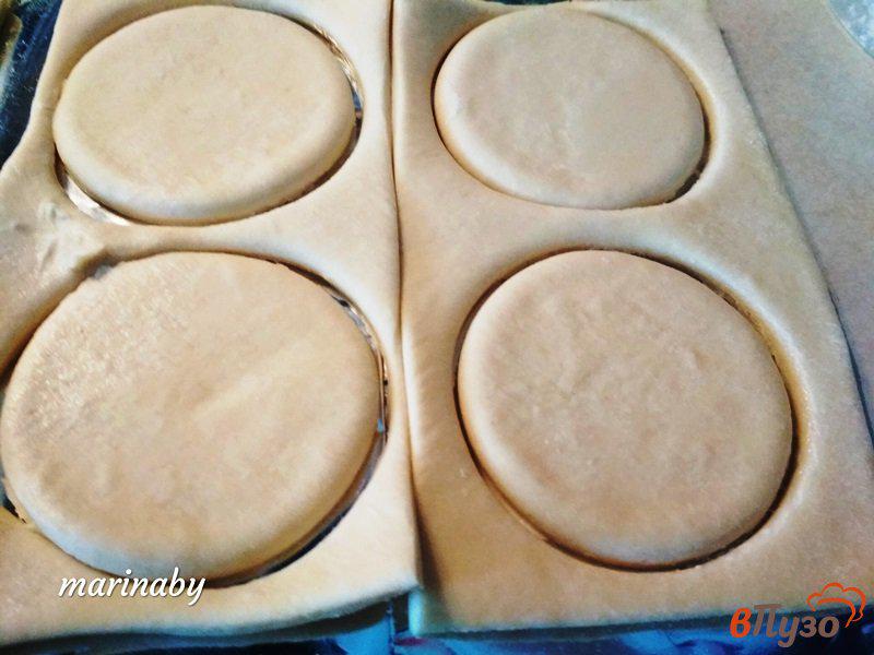 Фото приготовление рецепта: Слоеные пирожные с персиком шаг №2