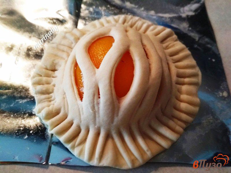 Фото приготовление рецепта: Слоеные пирожные с персиком шаг №4
