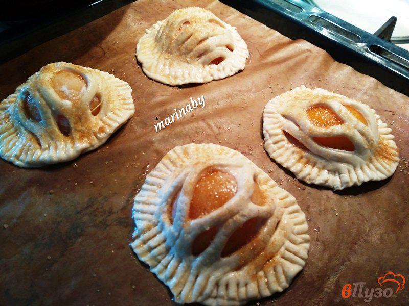 Фото приготовление рецепта: Слоеные пирожные с персиком шаг №5