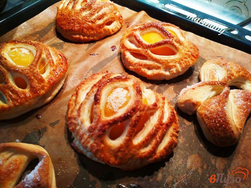 Фото приготовление рецепта: Слоеные пирожные с персиком шаг №6