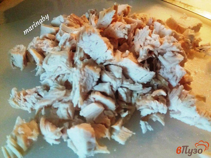 Фото приготовление рецепта: Слоеный салат «Бунито» с курицей и корейской морковью шаг №1