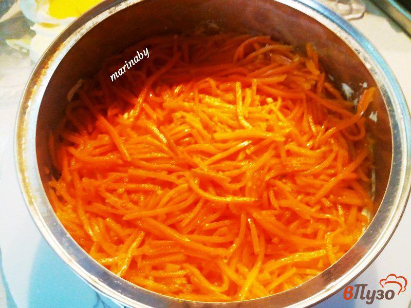 Фото приготовление рецепта: Слоеный салат «Бунито» с курицей и корейской морковью шаг №3