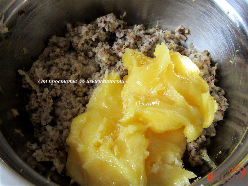 Фото приготовление рецепта: Грецкие орехи с медом и лимоном шаг №4