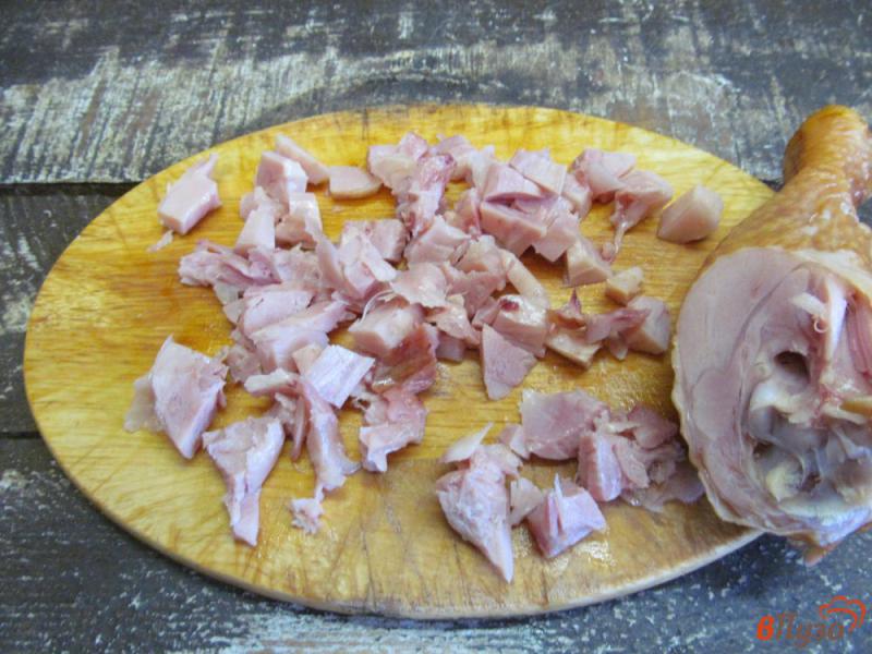 Фото приготовление рецепта: Салат из копченой курицы с горошком и огурцом шаг №1