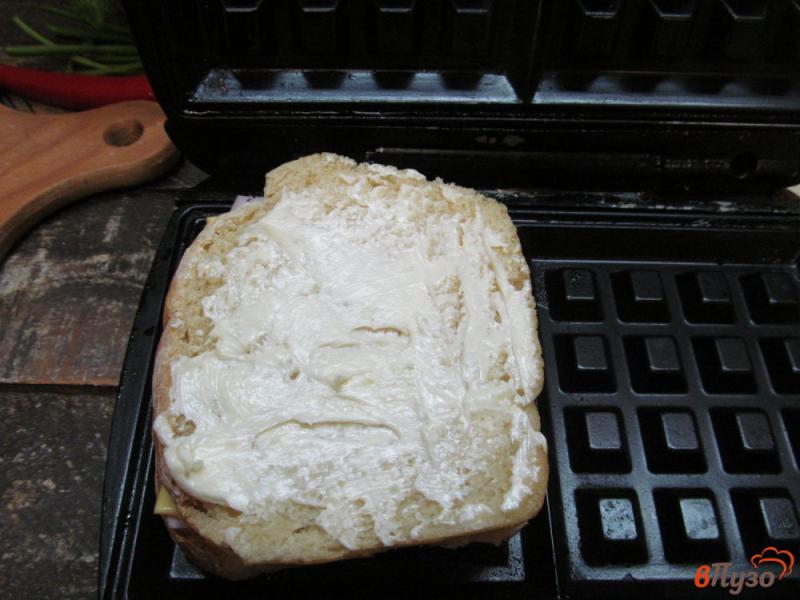 Фото приготовление рецепта: Бутерброды приготовленные в вафельнице шаг №4