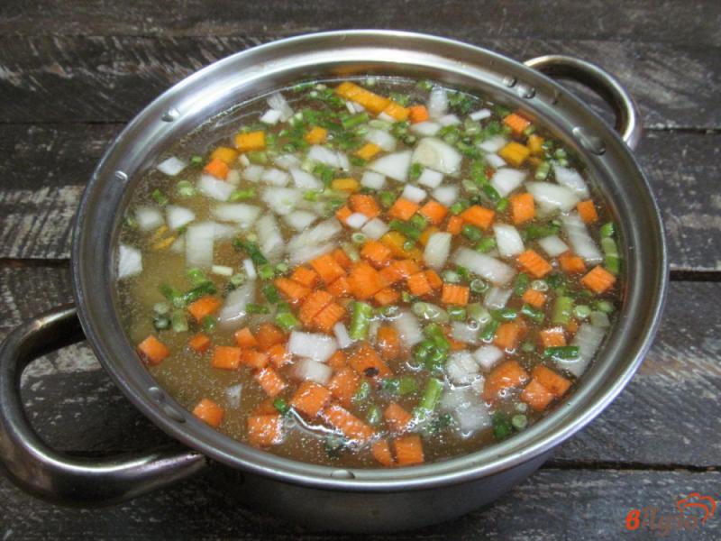Фото приготовление рецепта: Суп картофельный с лапшой шаг №4