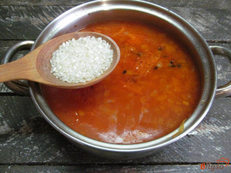 Фото приготовление рецепта: Томатный суп с копчеными колбасками шаг №5