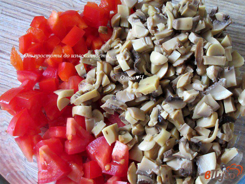 Фото приготовление рецепта: Грибной салат с красными овощами и маслинами шаг №2