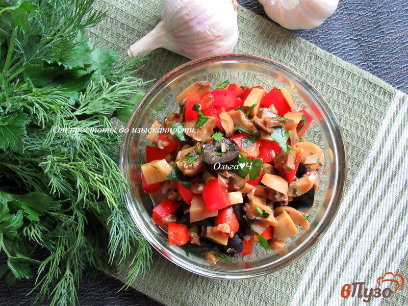 Фото приготовление рецепта: Грибной салат с красными овощами и маслинами шаг №5