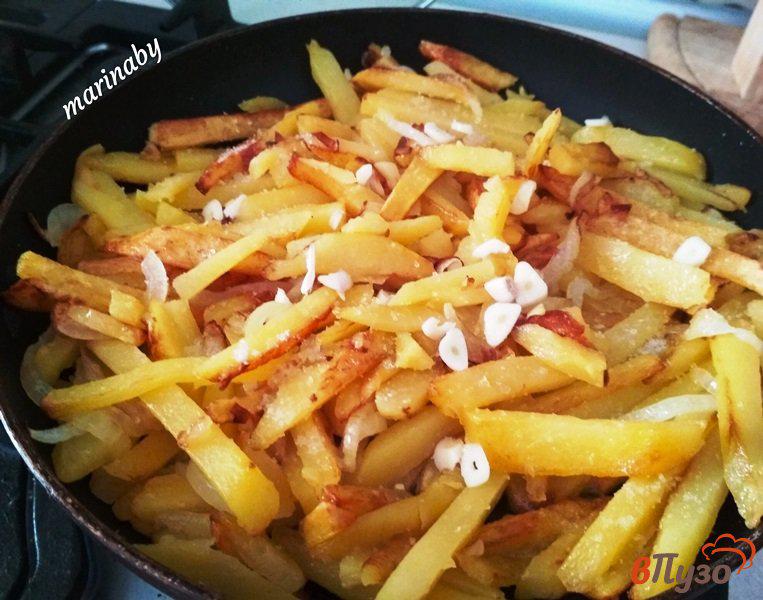 Фото приготовление рецепта: Жаренный картофель с луком шаг №5