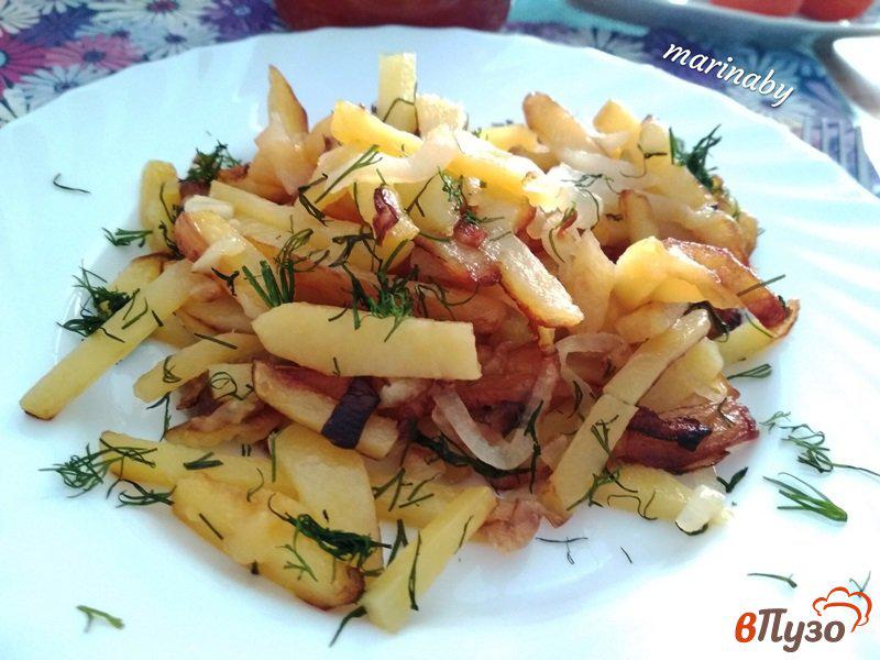 Фото приготовление рецепта: Жаренный картофель с луком шаг №7