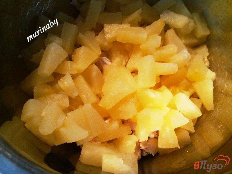Фото приготовление рецепта: Салат из куриного филе с ананасом шаг №2