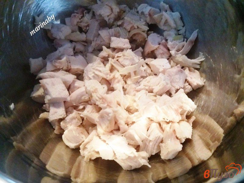 Фото приготовление рецепта: Салат из куриного филе с ананасом шаг №1