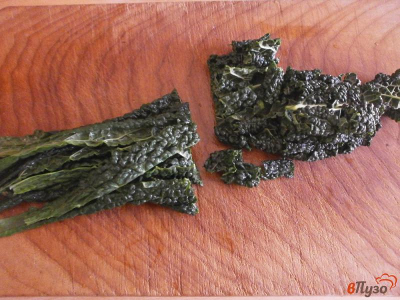 Фото приготовление рецепта: Минестроне с листовой капустой кале шаг №4