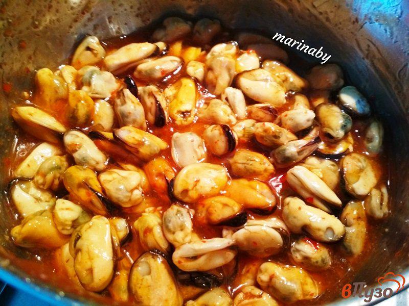 Фото приготовление рецепта: Мидии в остро-сладком соусе шаг №3