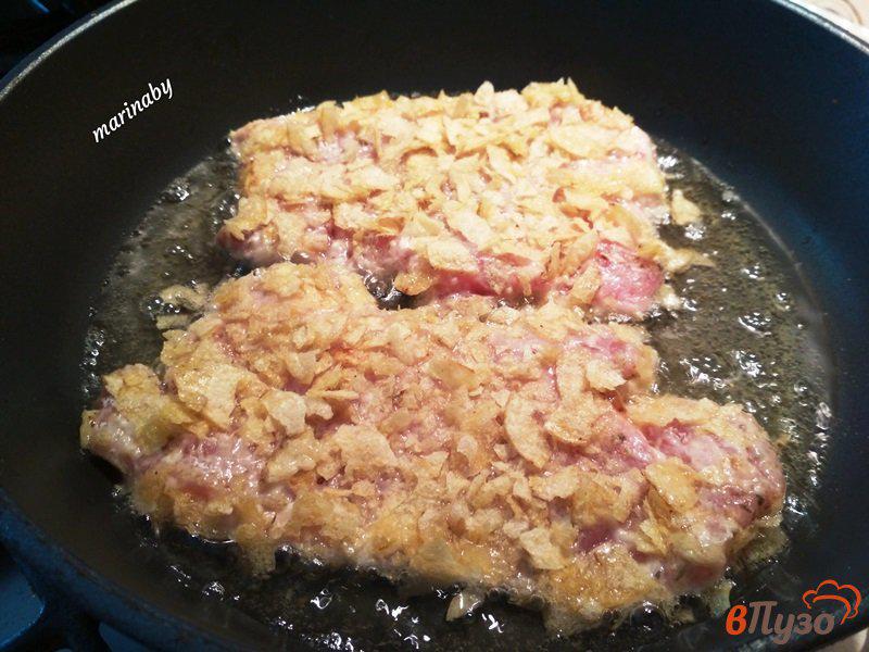 Фото приготовление рецепта: Отбивные из свинины в панировке из чипсов шаг №8