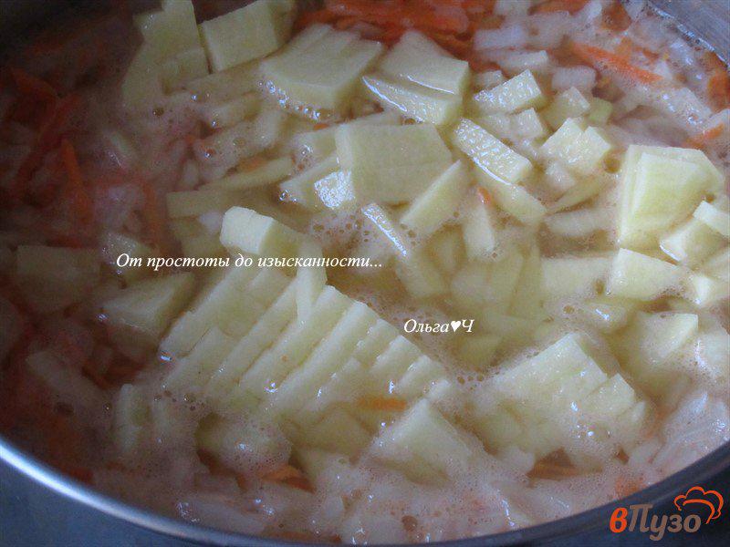 Фото приготовление рецепта: Щи с грибами и оливковым рассолом (без масла) шаг №3
