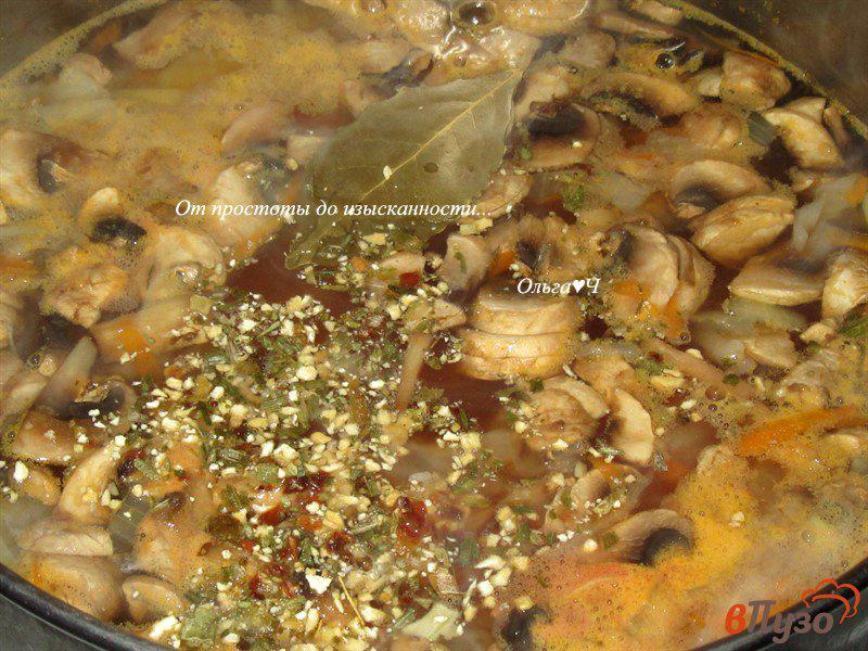 Фото приготовление рецепта: Щи с грибами и оливковым рассолом (без масла) шаг №5