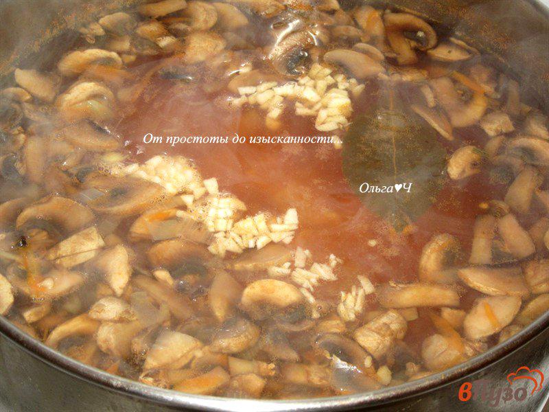 Фото приготовление рецепта: Щи с грибами и оливковым рассолом (без масла) шаг №6