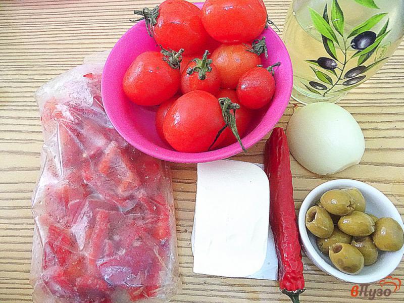 Фото приготовление рецепта: Салат из помидоров, перца оливок и феты шаг №1