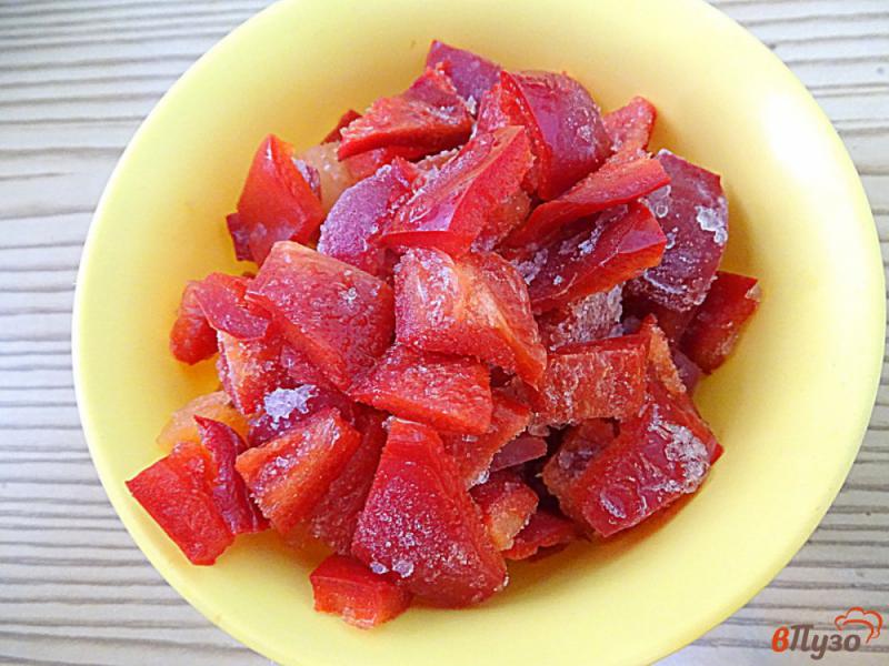 Фото приготовление рецепта: Салат из помидоров, перца оливок и феты шаг №2