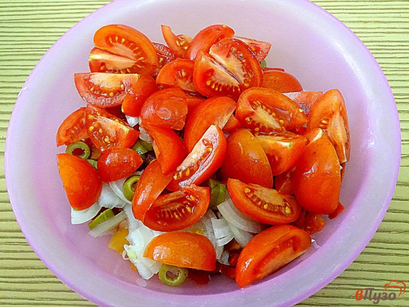 Фото приготовление рецепта: Салат из помидоров, перца оливок и феты шаг №5