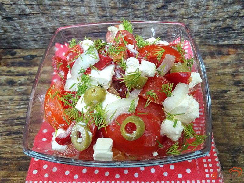 Фото приготовление рецепта: Салат из помидоров, перца оливок и феты шаг №6