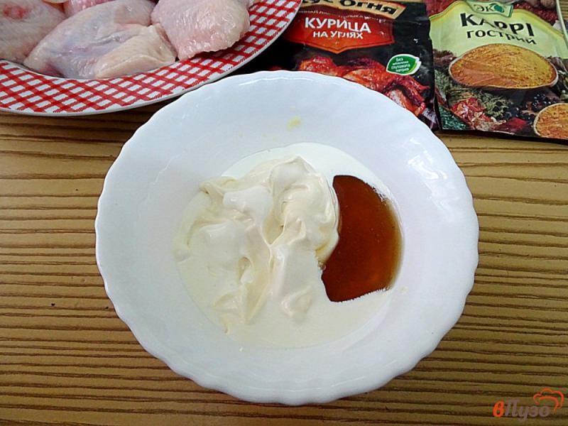 Фото приготовление рецепта: Куриные крылья в сметанном соусе с карри шаг №3